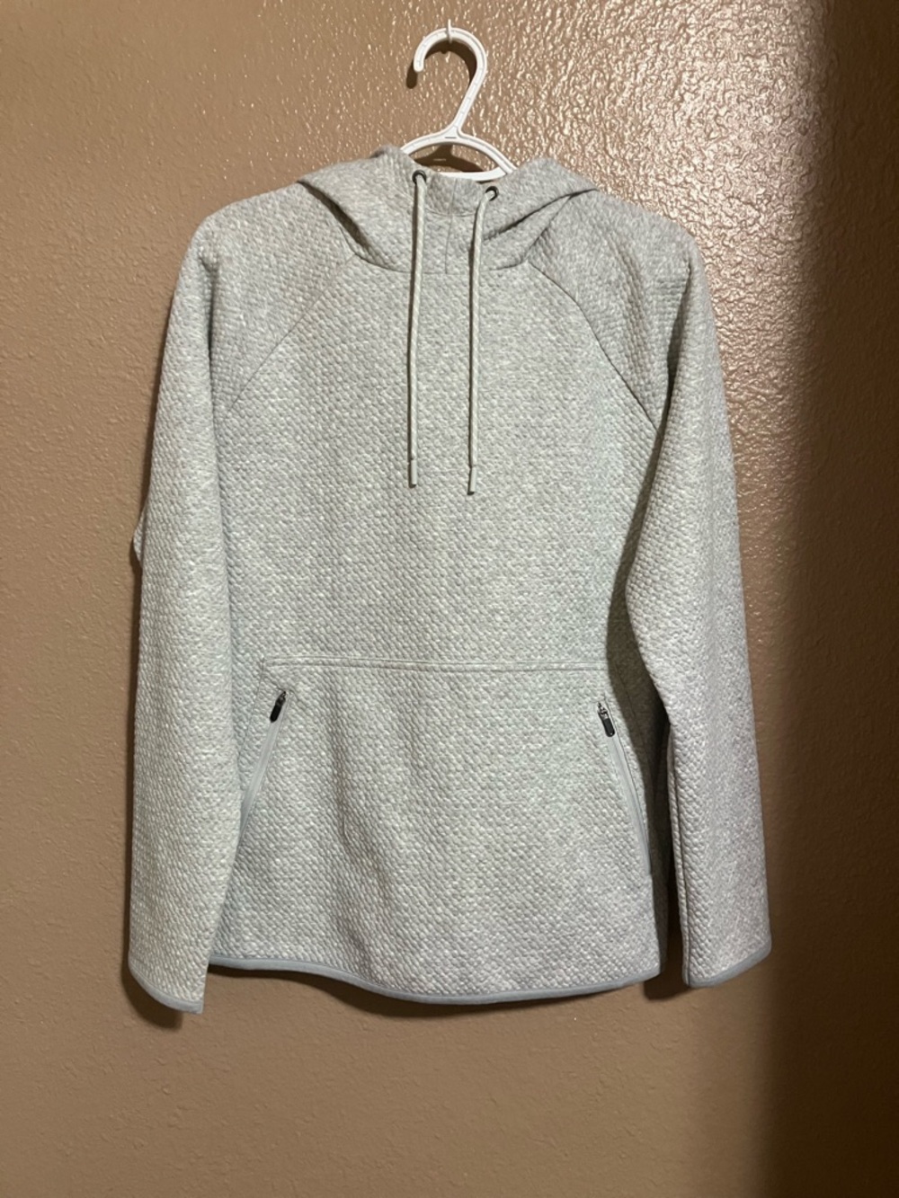Quilted Light Gray Women's Hoodie Pullover with Zippered Pockets